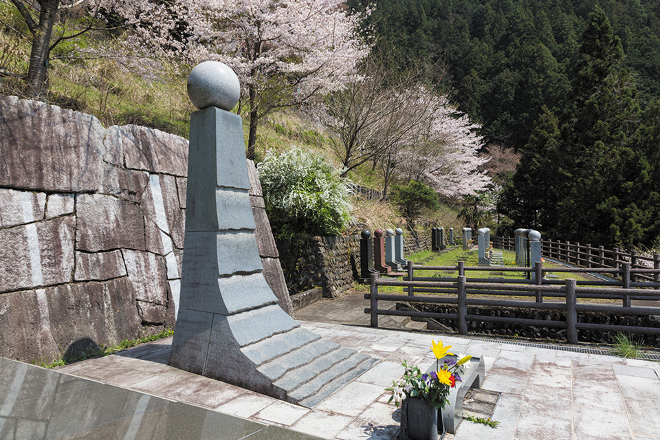 奥多摩霊園「アジールの塔」