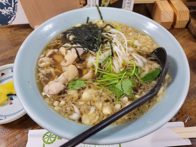 蕎麦屋のまかないからメニュー化した「鶏中華」